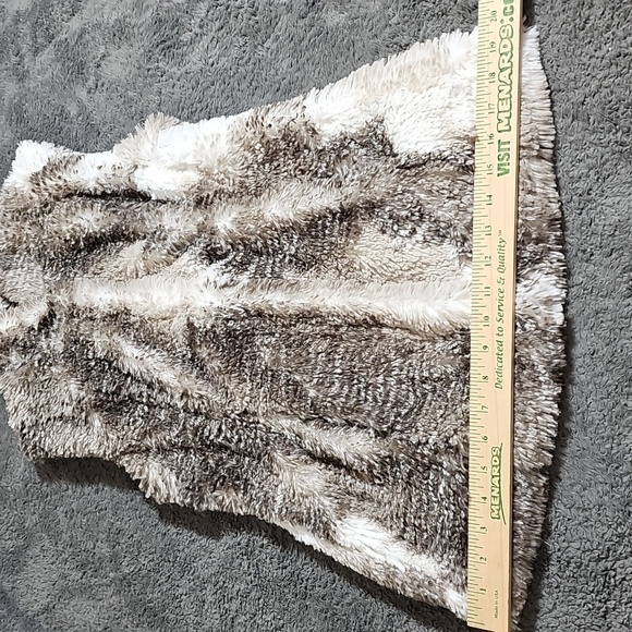 Cabi Aspen Faux Fur Vest Full Zip Tan Beige Soft Style #3179 Pockets Size XS - Picture 5 of 8